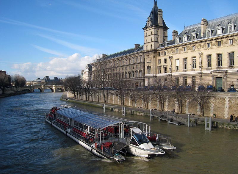 ccommons-Daderot-Seine_view_with_tourist_boat-small